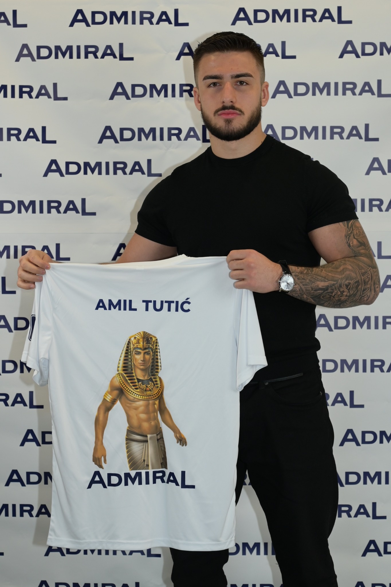 Amil Tutić at the official contract signing ceremony with Admiral brand representatives